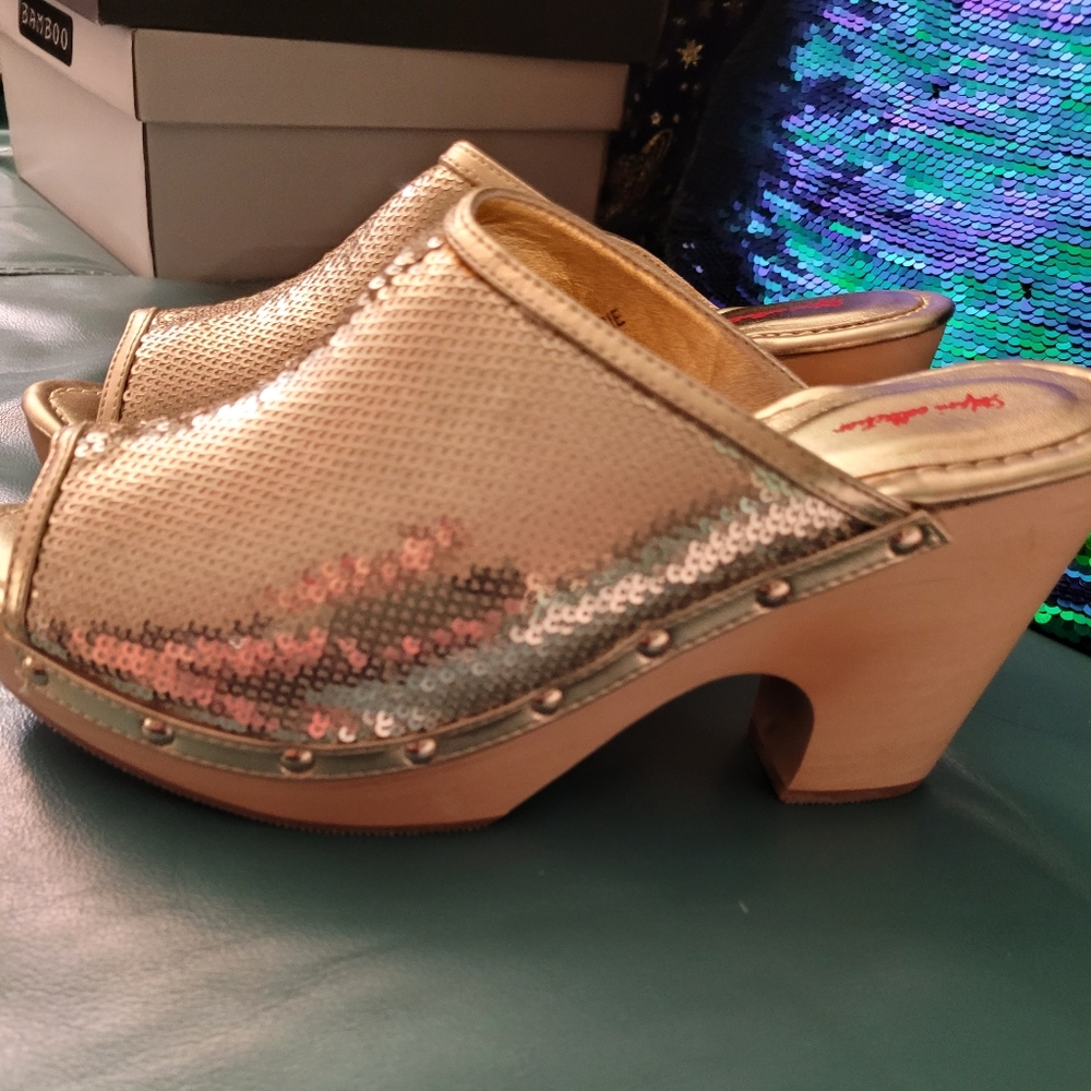 Gold sequinned open toe platfo mules by Stephani, size 7W NIB